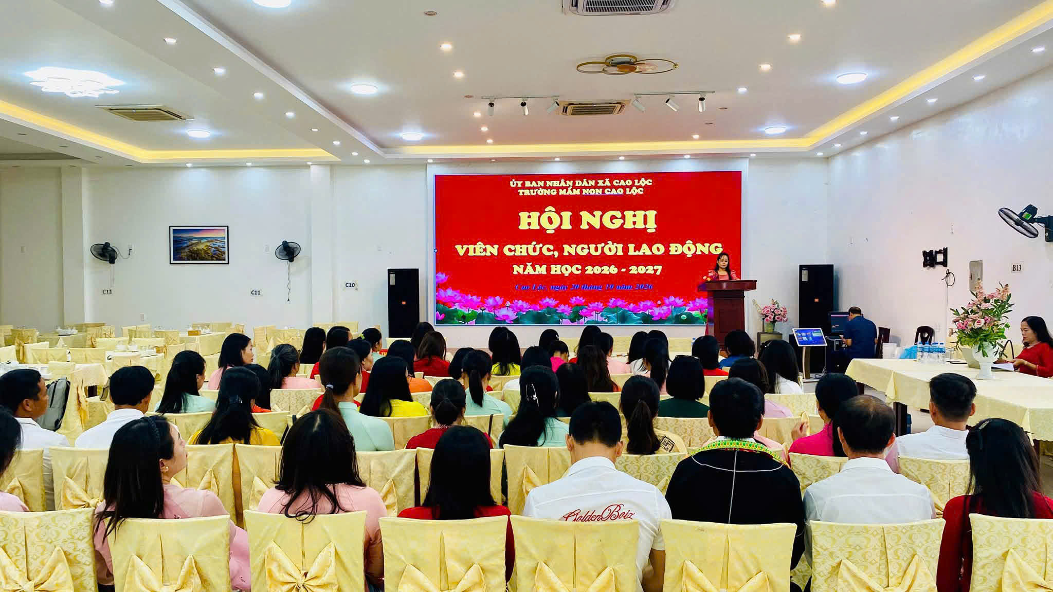 Hội nghị viên chức người lao động, chia tay giáo viên chuyển công tác, toạ đàm 20/10